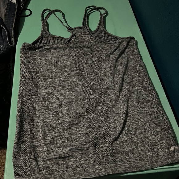 Women’s athletic top - Picture 3 of 4